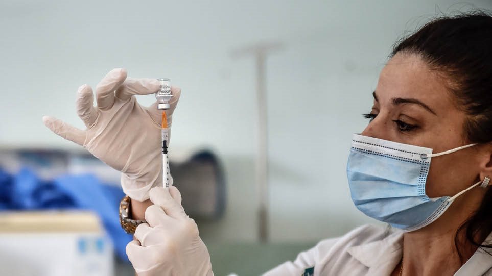 Ποιοι θα έχουν εμβολιαστεί έως τον Μάρτιο – Οδηγίες βήμα προς βήμα