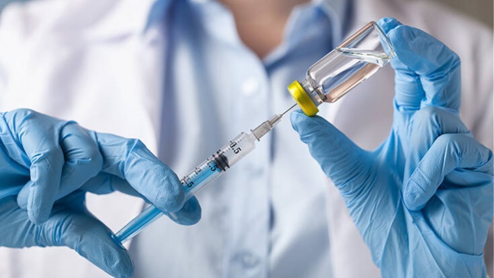 Βρετανία: Αρχίζουν σήμερα οι εμβολιασμοί για τους άνω των 70