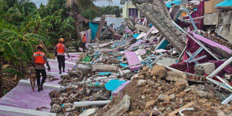 Ινδονησία: Στους 56 οι νεκροί από τον σεισμό των 6,2 Ρίχτερ