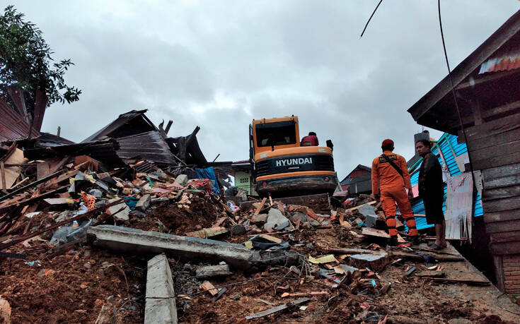 Ινδονησία: Στους 73 ο αριθμός των νεκρών από τον σεισμό των 6,2 Ρίχτερ