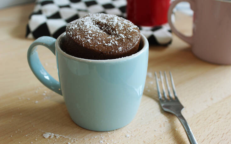 Πώς να φτιάξεις σοκολατένιο κέικ στην κούπα – Θέλει μόνο 2 λεπτά!