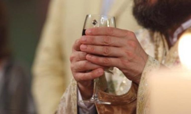Γιατί στον γάμο ο ιερέας προσφέρει κόκκινο κρασί
