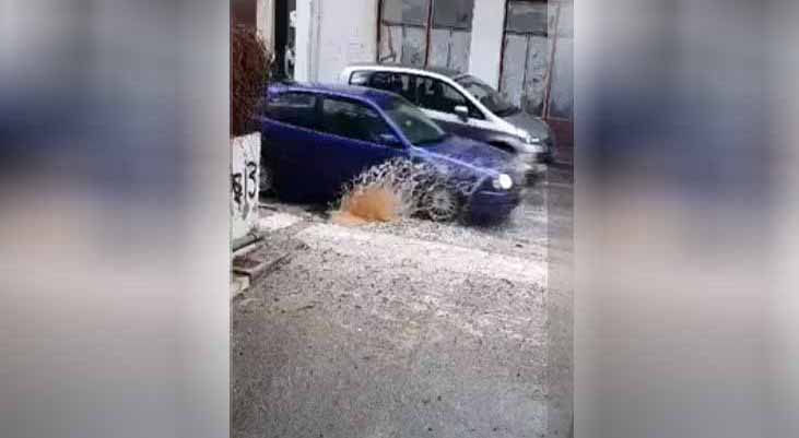 Έμεινε αυτοκίνητο σε επικίνδυνη λακκούβα στα Χανιά (βίντεο)