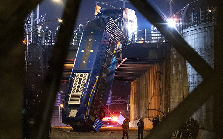 Απίστευτες εικόνες τροχαίου με λεωφορείο: Κρεμάστηκε από γέφυρα, 8 άνθρωποι τραυματίστηκαν