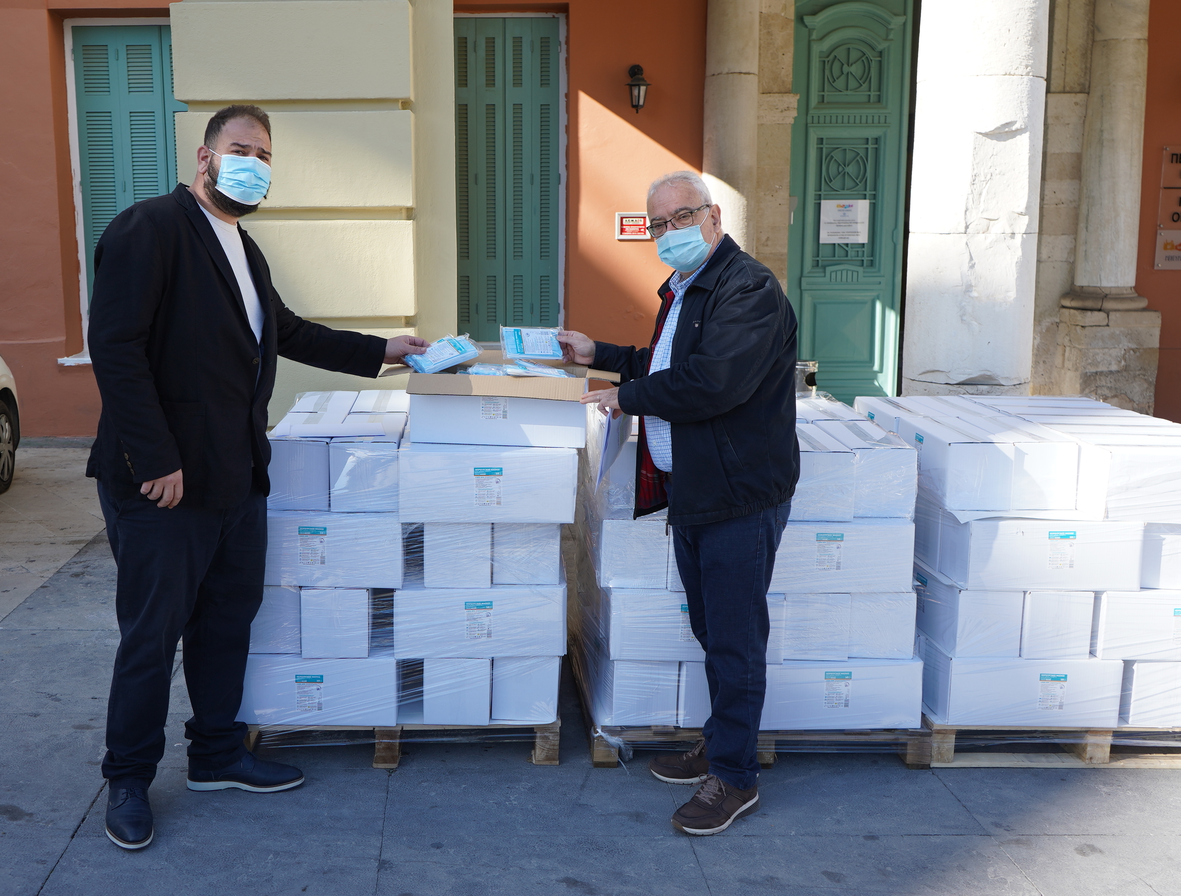 Δωρεά 80.000 μασκών από Χανιώτη για τα εμβολιαστικά κέντρα της Κρήτης