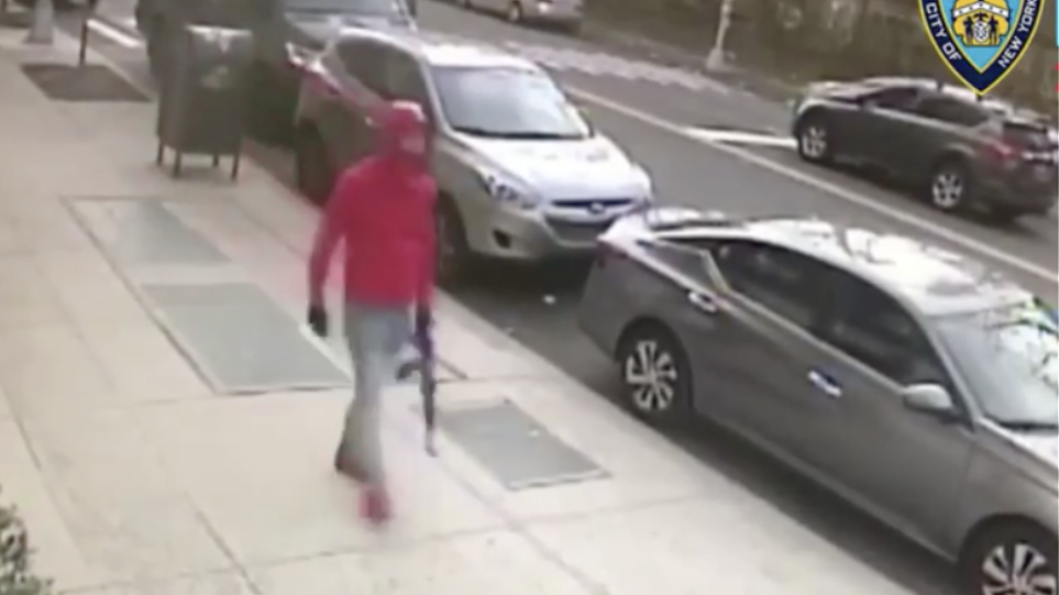 Νέα Υόρκη: Μέρα μεσημέρι κυκλοφορούσε στους δρόμους με αυτόματο όπλο – Βίντεο