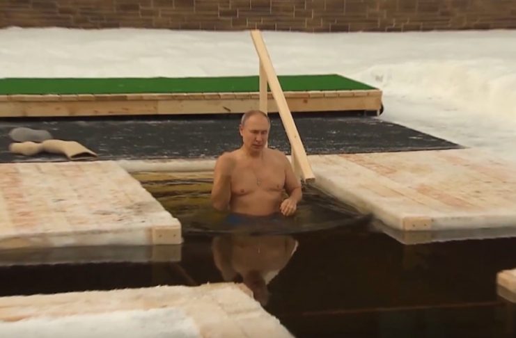 Βίντεο: Ο Πούτιν βούτηξε στα παγωμένα νερά στους -20 βαθμούς για να τιμήσει τα Θεοφάνεια