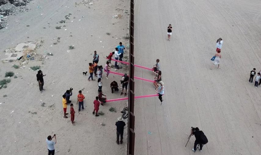 Design of the Year oι ροζ τραμπάλες στον «φράχτη» ΗΠΑ – Μεξικού