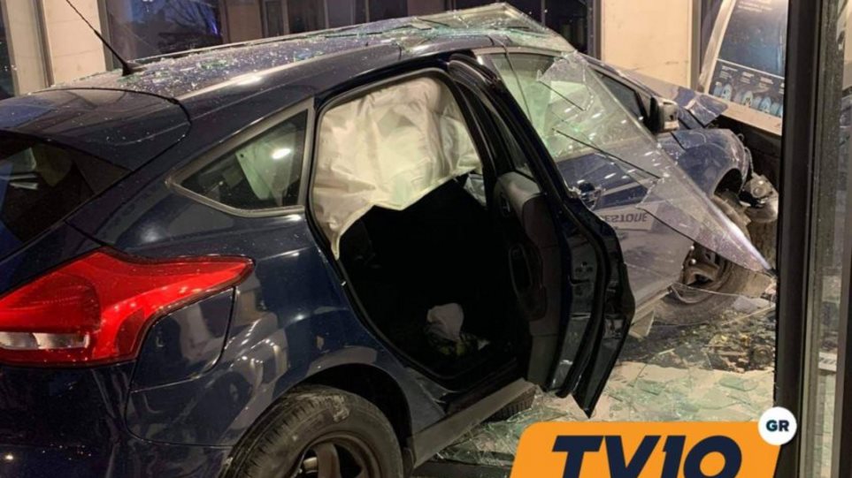 Τρίκαλα: Αυτοκίνητο «καρφώθηκε» σε κατάστημα