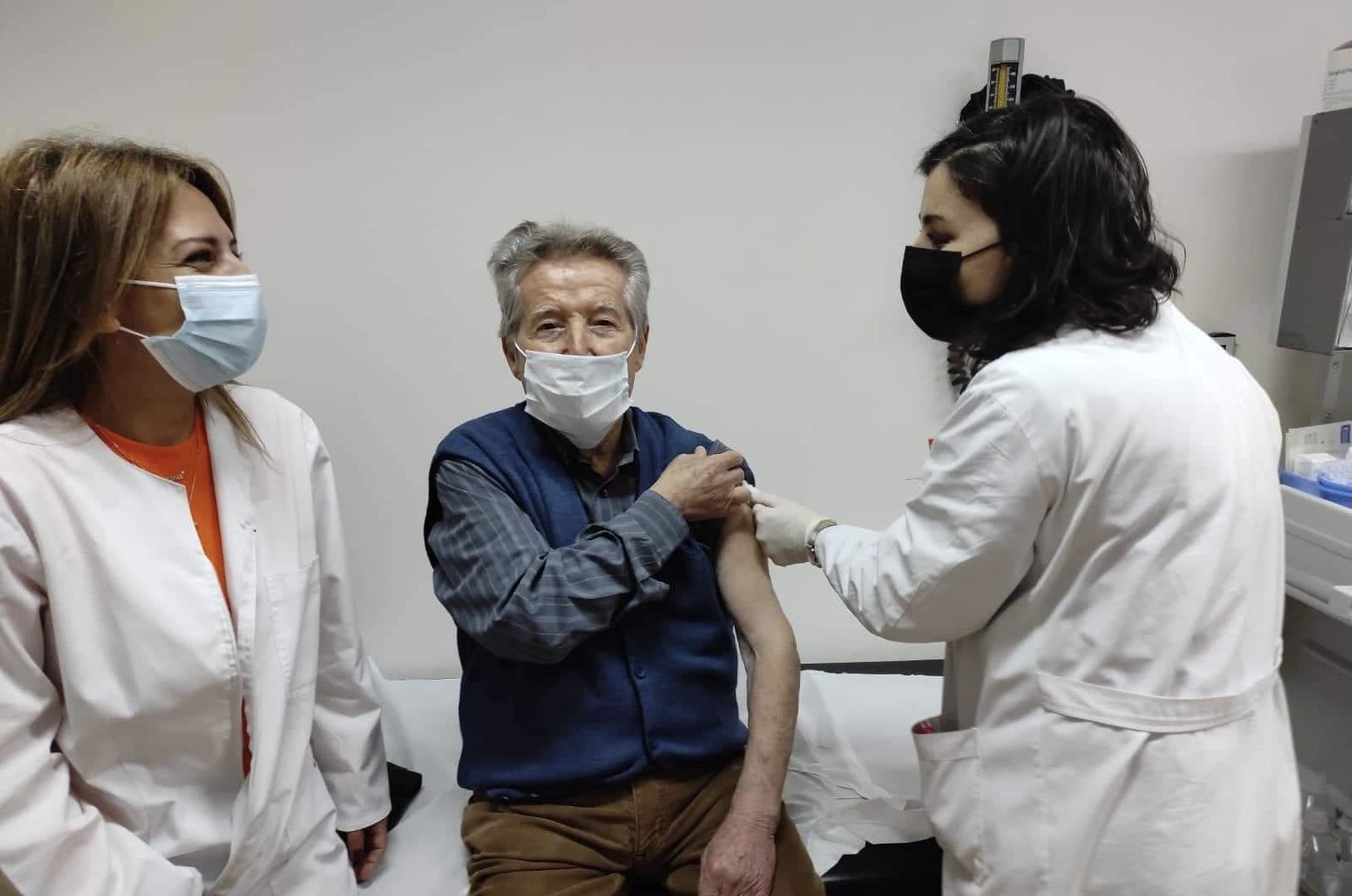 Κορωνοϊός: 91χρονος εμβολιάστηκε στο νοσοκομείο Βέροιας παρά το χιονιά
