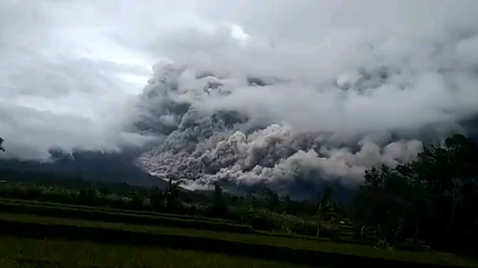 Έκρηξη ηφαιστείου στην Ινδονησία – «Σηκώθηκε» καπνός σε ύψος 5,6 χλμ