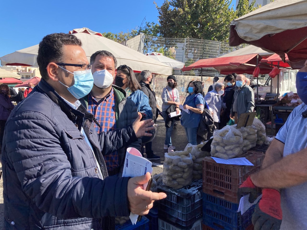 Ο Μ. Συντυχάκης στη λαϊκή αγορά των Πατελών στο Ηράκλειο