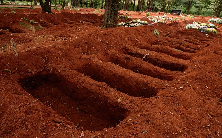 Φριχτό τέλος για 42χρονο που άνοιγε τάφους: Το χώμα έπεσε πάνω του και τον εγκλώβισε