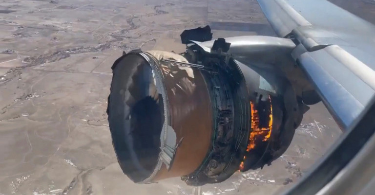 Boeing 777: Κόπωση υλικού εντόπισαν στον κινητήρα του αεροσκάφους, που «έβρεξε» συντρίμμια