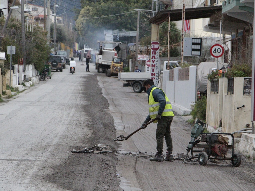 Εργασίες ανακατασκευής ασφαλτοτάπητα σε τμήμα της οδού Ελευθερίας στο Πασακάκι