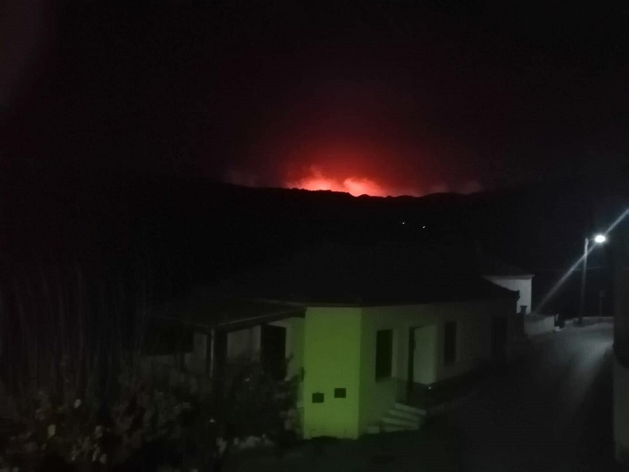 Χανιά: Νυχτερινή μάχη με τις φλόγες για την Πυροσβεστική στην Κίσσαμο (φωτο)