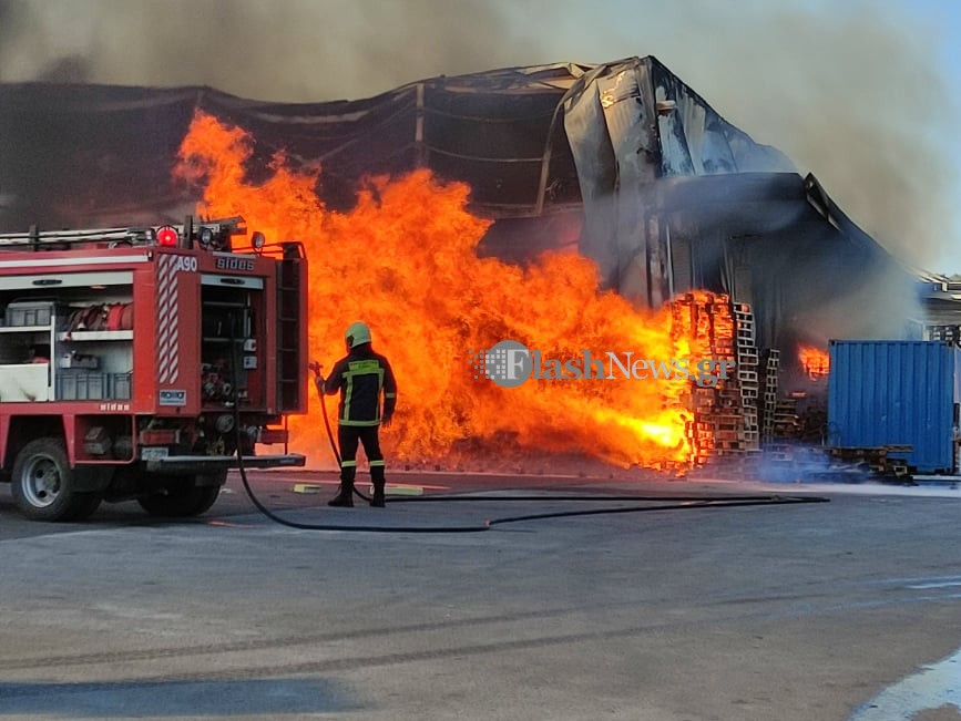 Μεγάλη πυρκαγιά σε αποθήκες μεταφορικής εταιρείας στα Χανιά (φωτο+βιντεο)
