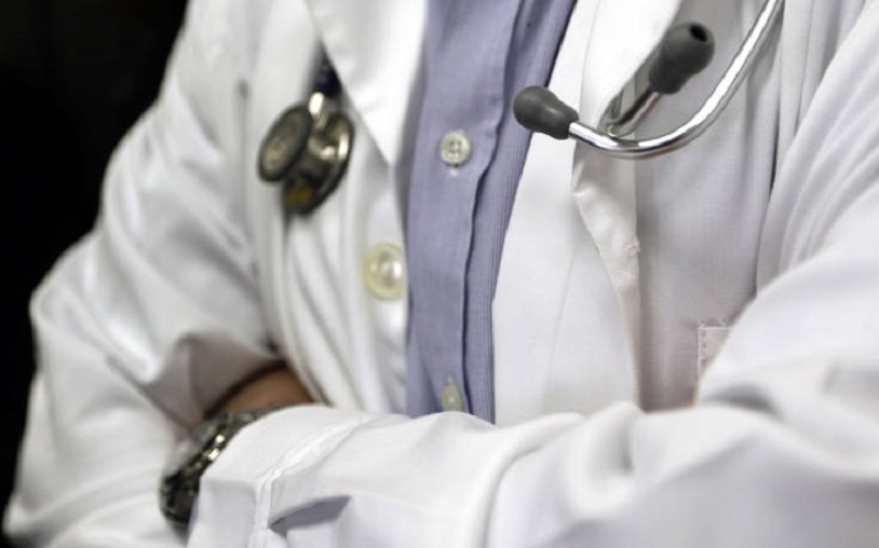 Από 1η Μαρτίου η συνταγογράφηση σε ανασφάλιστους – Μόνο από γιατρούς σε δημόσιες δομές
