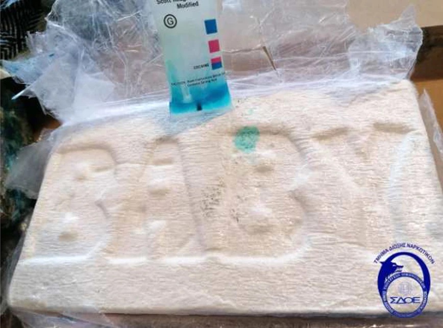 «Μπλόκο» σε 34 κιλά κοκαΐνης «Baby» στον Πειραιά: Την έκρυψαν σε φορτίο με μπανάνες