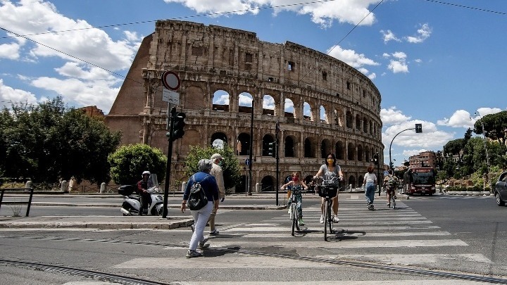 Η Ιταλία χαλαρώνει τους περιορισμούς κατά του κορωνοϊού – Ανοίγει το Κολοσσαίο