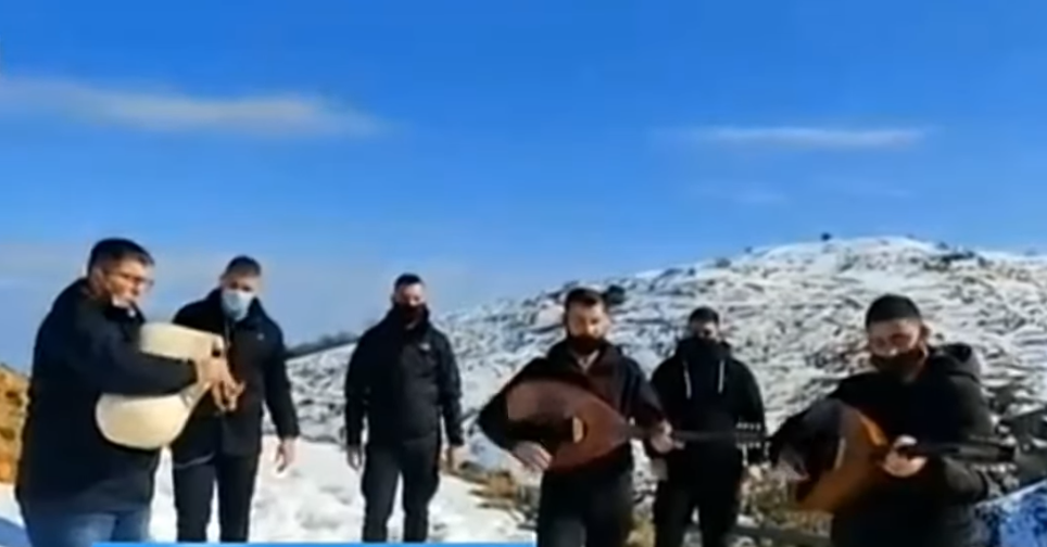 Παρέα Χανιωτών μουσικών στα χιόνια της Ζούρβας και του Θερίσου (βίντεο)