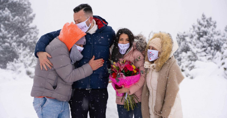 Πρόταση γάμου υπερπαραγωγή στα χιόνια! Κόκκινες καρδιές στο χιόνι βεγγαλικά και -10 βαθμοί