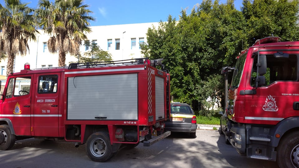 Αναστάτωση στο ΙΚΑ Χανίων για πιθανή πυρκαγιά – Εκκενώθηκαν τα γραφεία (φωτο)