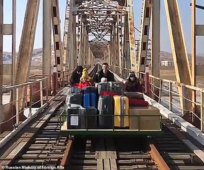 Ρώσοι διπλωμάτες ταξίδεψαν… με καρότσα για να επιστρέψουν στη χώρα τους από τη Β. Κορέα