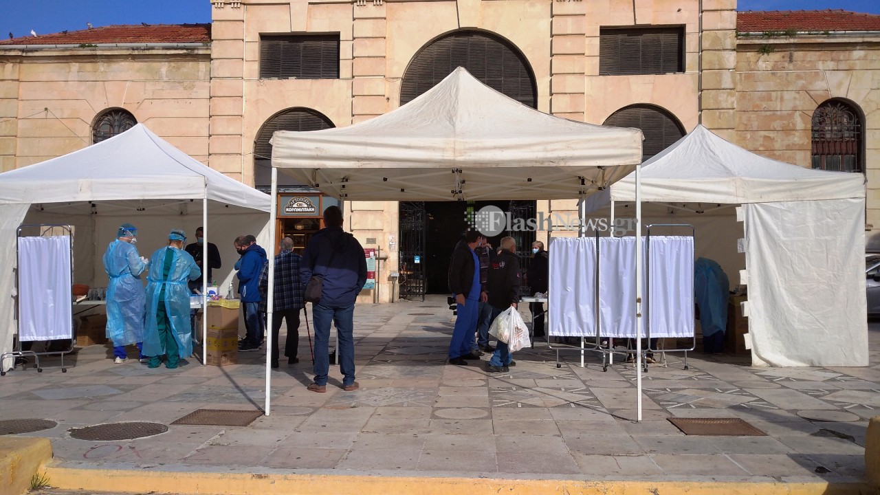 Χανιά: Rapid Test σε πεζούς στην πλατεία Δημοτικής Αγοράς