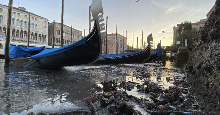 Απόκοσμο θέαμα: Στέρεψαν τα κανάλια της Βενετίας – Γόνδολες άραξαν λόγω άμπωτης στο βυθό