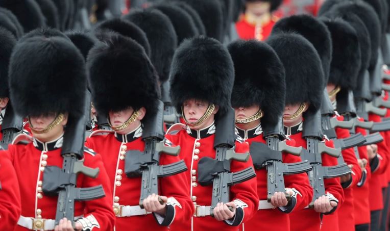 Τέσσερις περίεργες αλήθειες για τα καπέλα της βασιλικής φρουράς της Βρετανίας