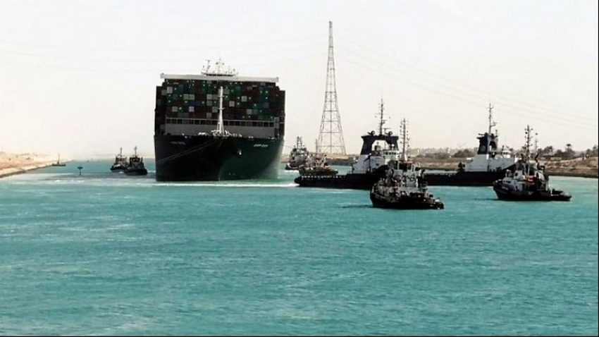 Διώρυγα του Σουέζ: Ξεκίνησε η διέλευση των πλοίων – Σε τρεις μέρες η αποκατάσταση