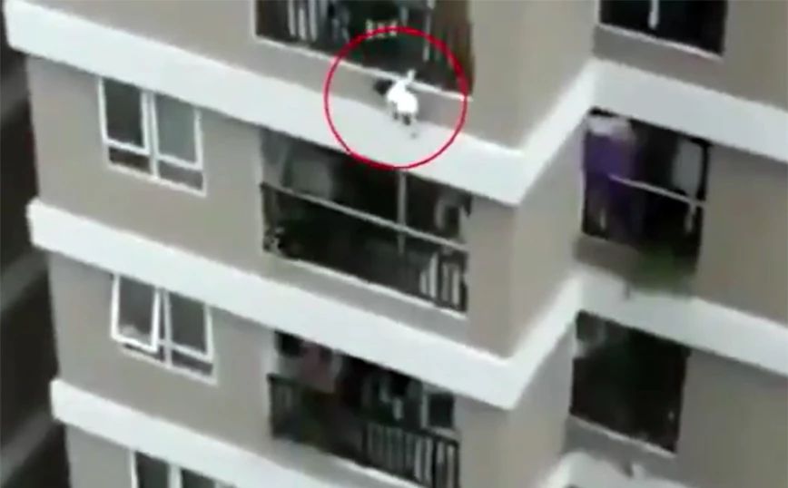 Βίντεο που κόβει την ανάσα: Παιδί 2 ετών πέφτει από τον 12ο όροφο και το σώζει ντελιβεράς