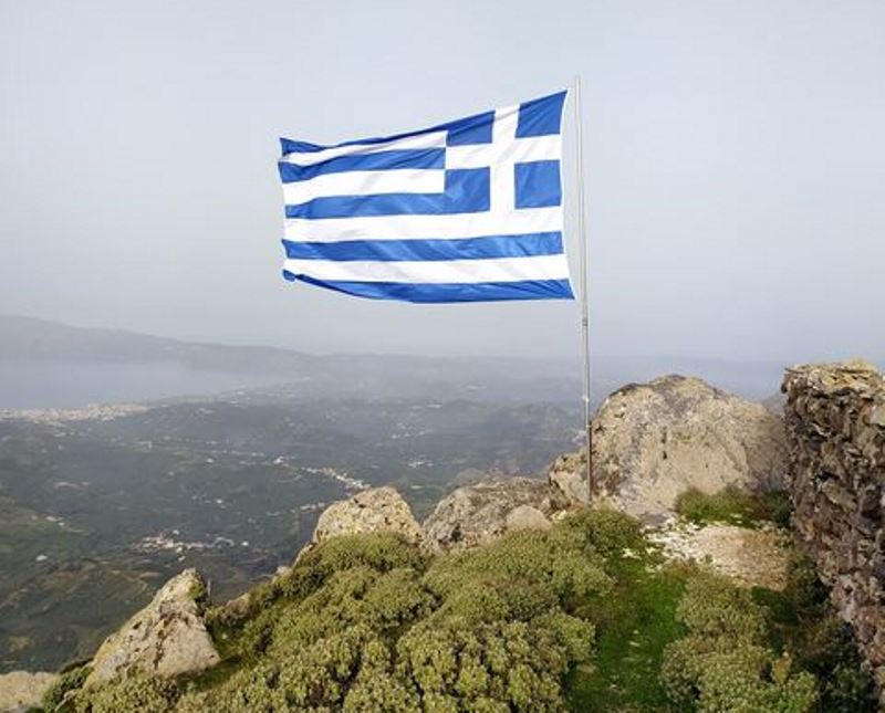 Ωραία κίνηση! Ανέβασαν την ελληνική σημαία στην ψηλότερη κορυφή της Κισάμου (φωτο)