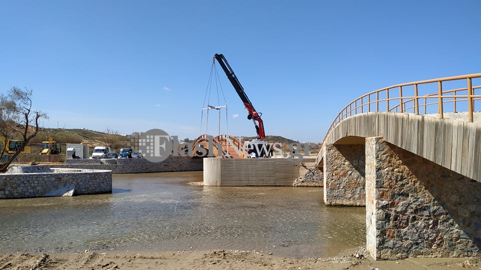 Τοποθετήθηκε η δεύτερη πεζογέφυρα στον ποταμό Κλαδισό – Τι σημαίνει για την περιοχή (φωτο)