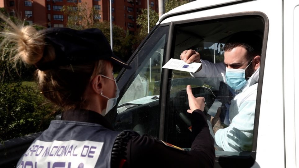 Ισπανία: Yποχρεωτικές οι μάσκες σε εξωτερικούς χώρους, ακόμα και για τους ποδηλάτες