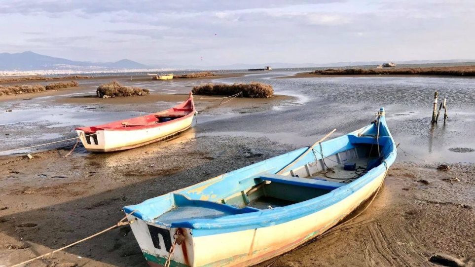 “Υποχωρούν” τα νερά της θάλασσας σε ολόκληρη την Ελλάδα (φωτο – βίντεο)