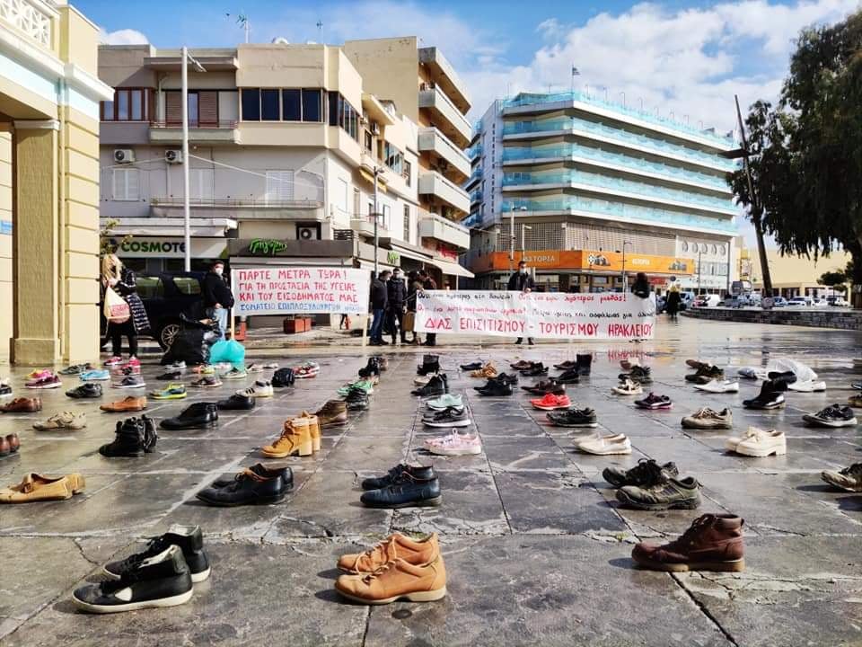 Η Πλατεία Ελευθερίας γέμισε… παπούτσια (φώτος)