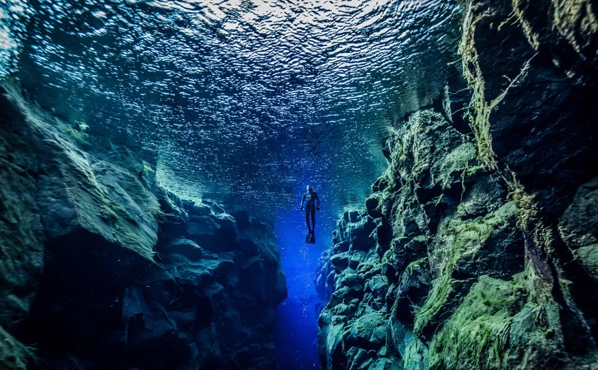 Yποβρύχιο σημείο στην Ισλανδία όπου κολυμπάς ανάμεσα σε δύο τεκτονικές πλάκες