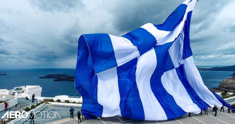 Η γιγάντια σημαία της Σαντορίνης με «άρωμα» Κρήτης (φωτο-βίντεο)