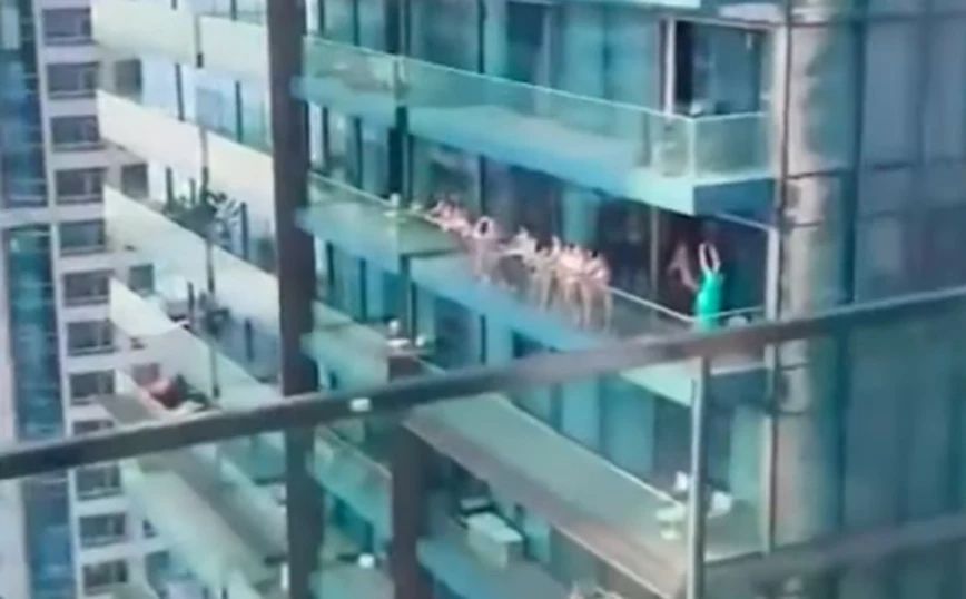 Οι γυμνές γυναίκες σε μπαλκόνι ουρανοξύστη που προκάλεσαν οργή