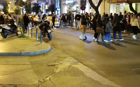 Θεσσαλονίκη: Πάνω από 100 άτομα έπιναν κοκτέιλ – Επέμβαση της αστυνομίας