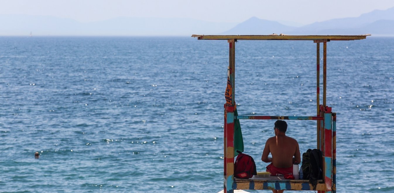 Χωρίς ναυαγοσώστες κινδυνεύουν να μείνουν οι ελληνικές παραλίες το καλοκαίρι