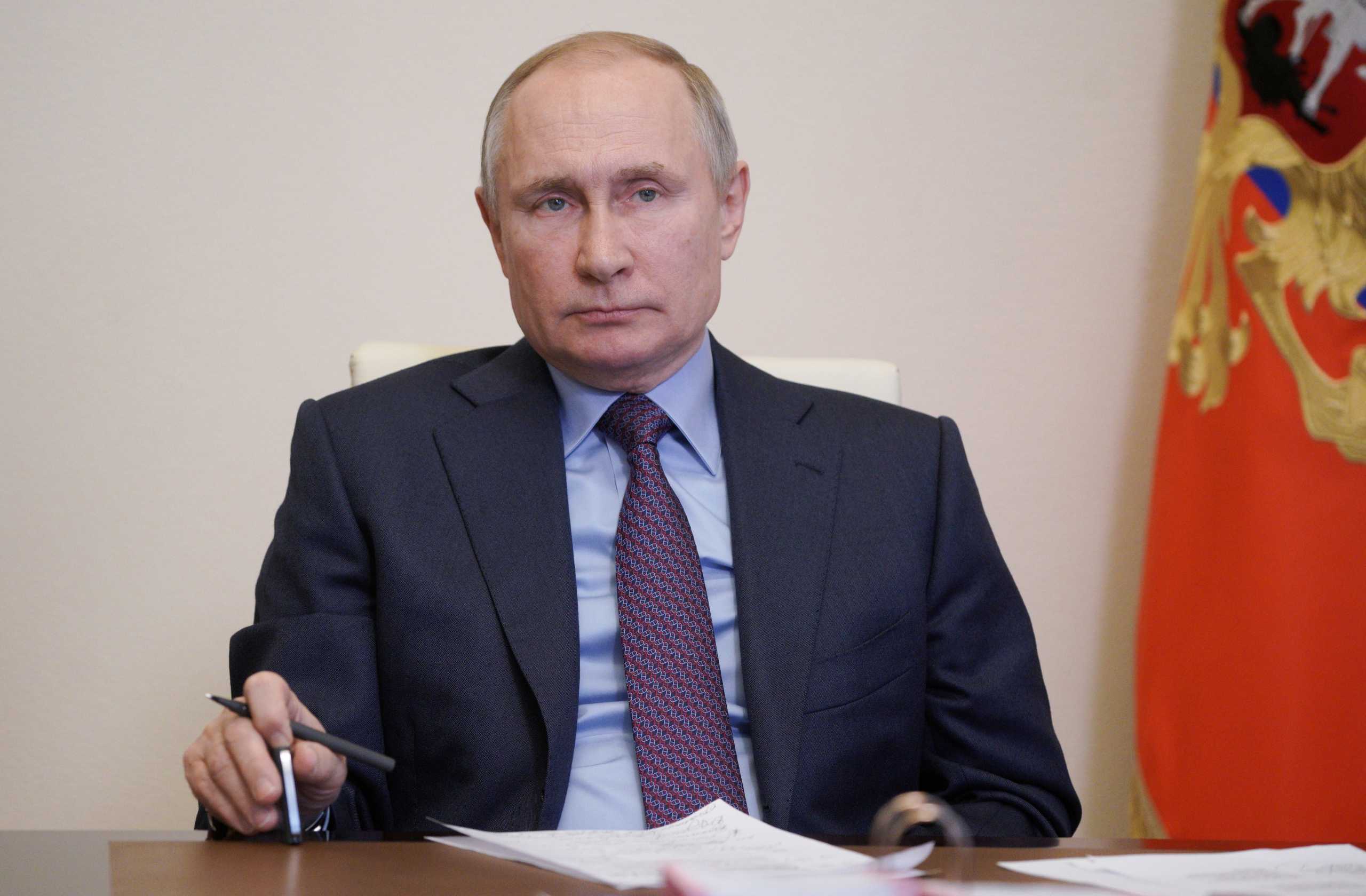 Ο Βλαντιμίρ έβαλε την υπογραφή για «ισόβια» Προεδρία του Πούτιν