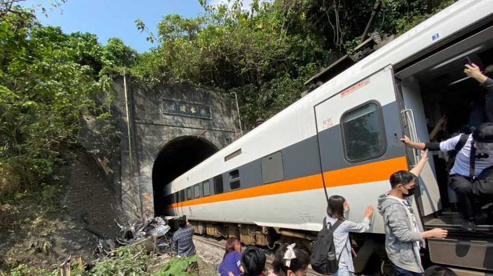 Τουλάχιστον 36 νεκροί από εκτροχιασμό τρένου στην Ταϊβάν