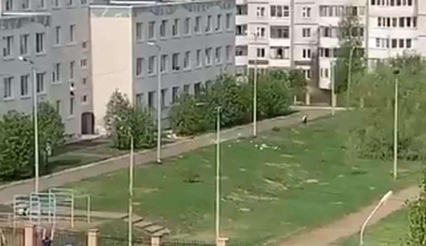 Σοκαριστικό βίντεο με μαθητές που πηδούν από τα παράθυρα του σχολείου για να σωθούν
