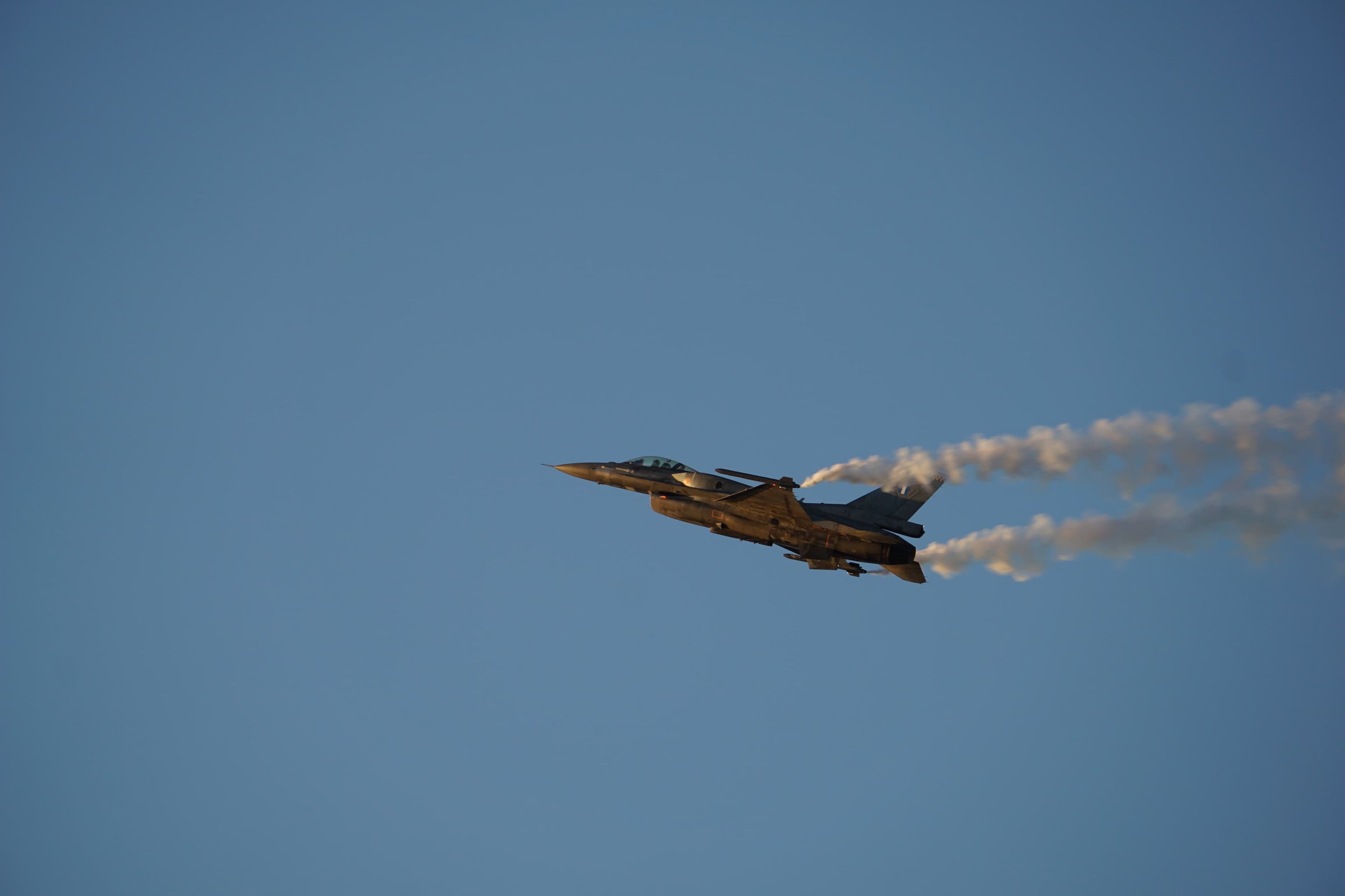 Μάχη της Κρήτης: Εκπληκτική επίδειξη F-16 στον ουρανό του Μάλεμε! (φωτο)