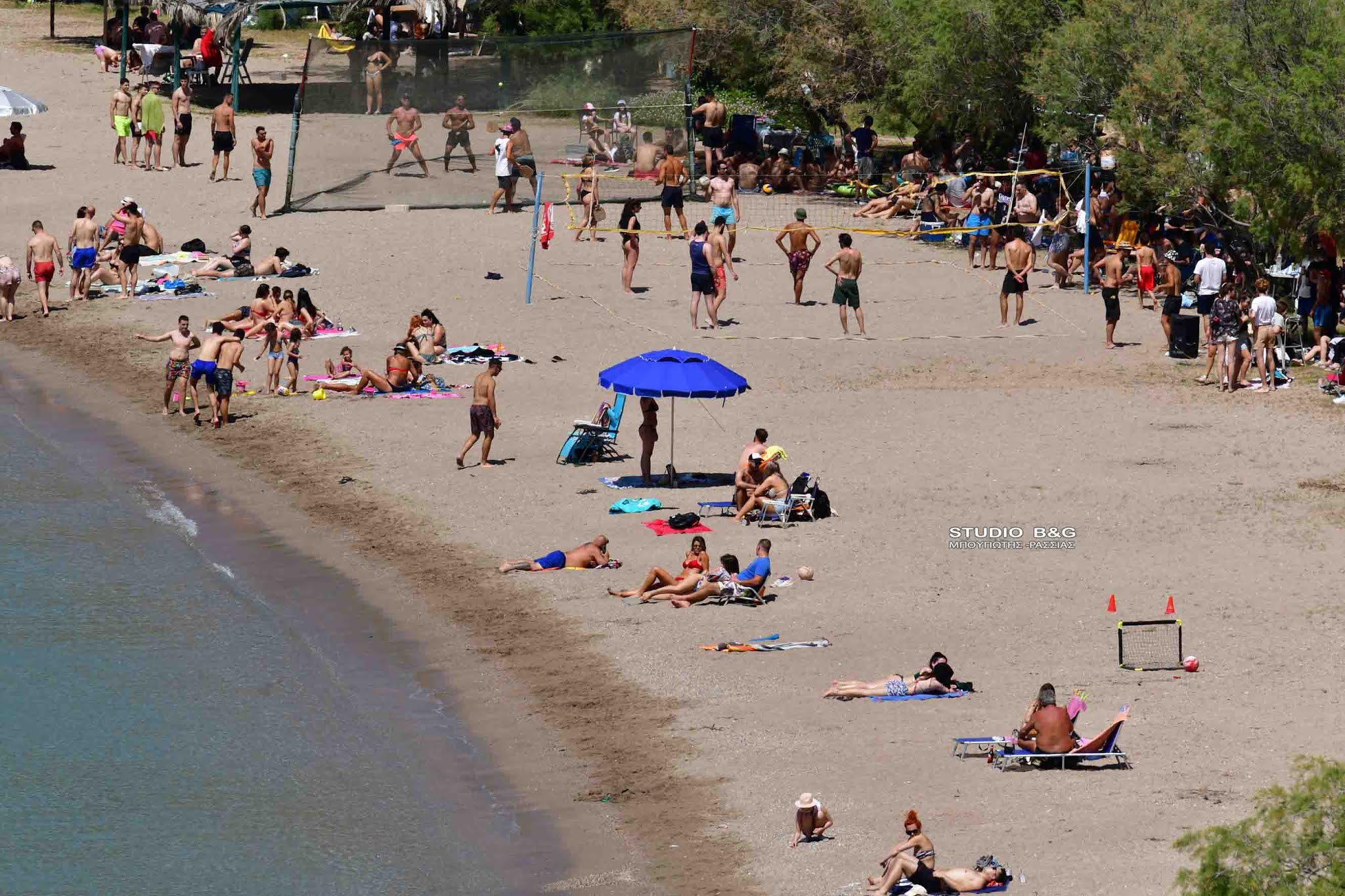 Κοσμοπλημμύρα σε παραλία του Ναυπλίου – Εικόνες που θυμίζουν καλοκαίρι