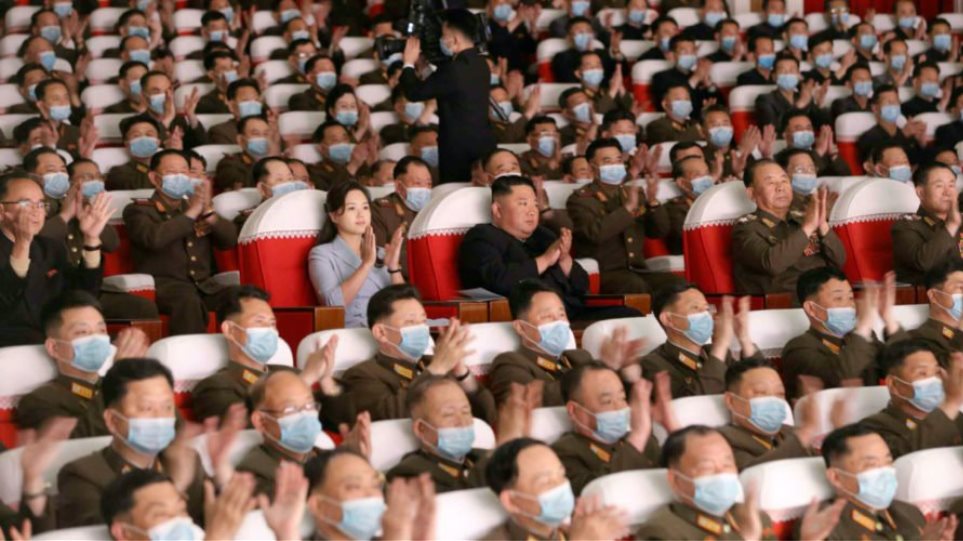 Κιμ Γιονγκ Ουν: Σπάνια δημόσια εμφάνιση με την «εξαφανισμένη» σύζυγό του