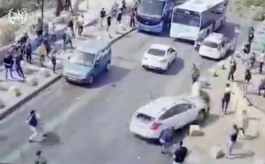 Εικόνες βίας από την Ιερουσαλήμ: Ισραηλινός οδηγός πέφτει πάνω σε Παλαιστίνιους